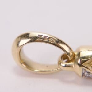 Gold jewelry clasp with "750" marking.