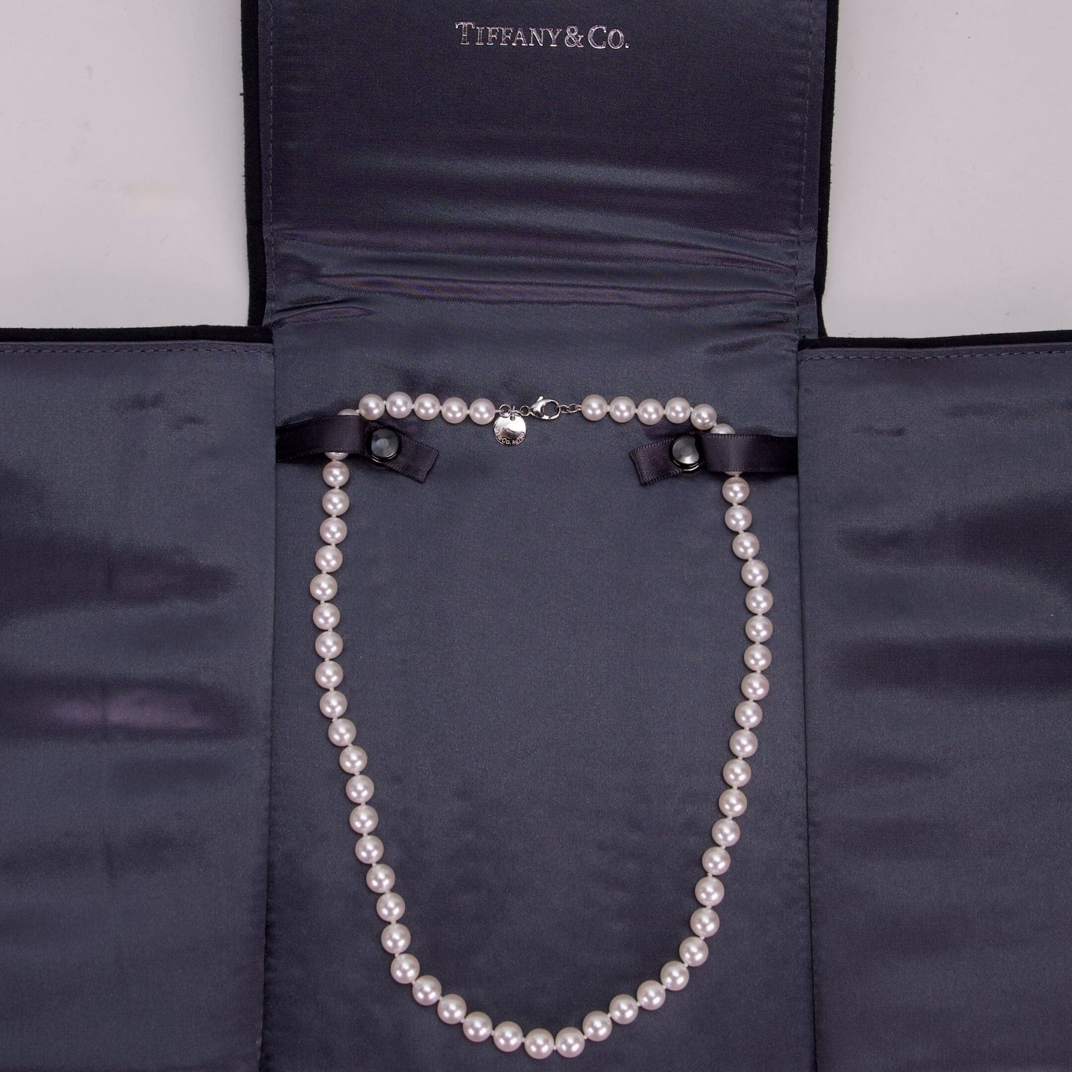Pearl necklace in an elegant jewelry case.