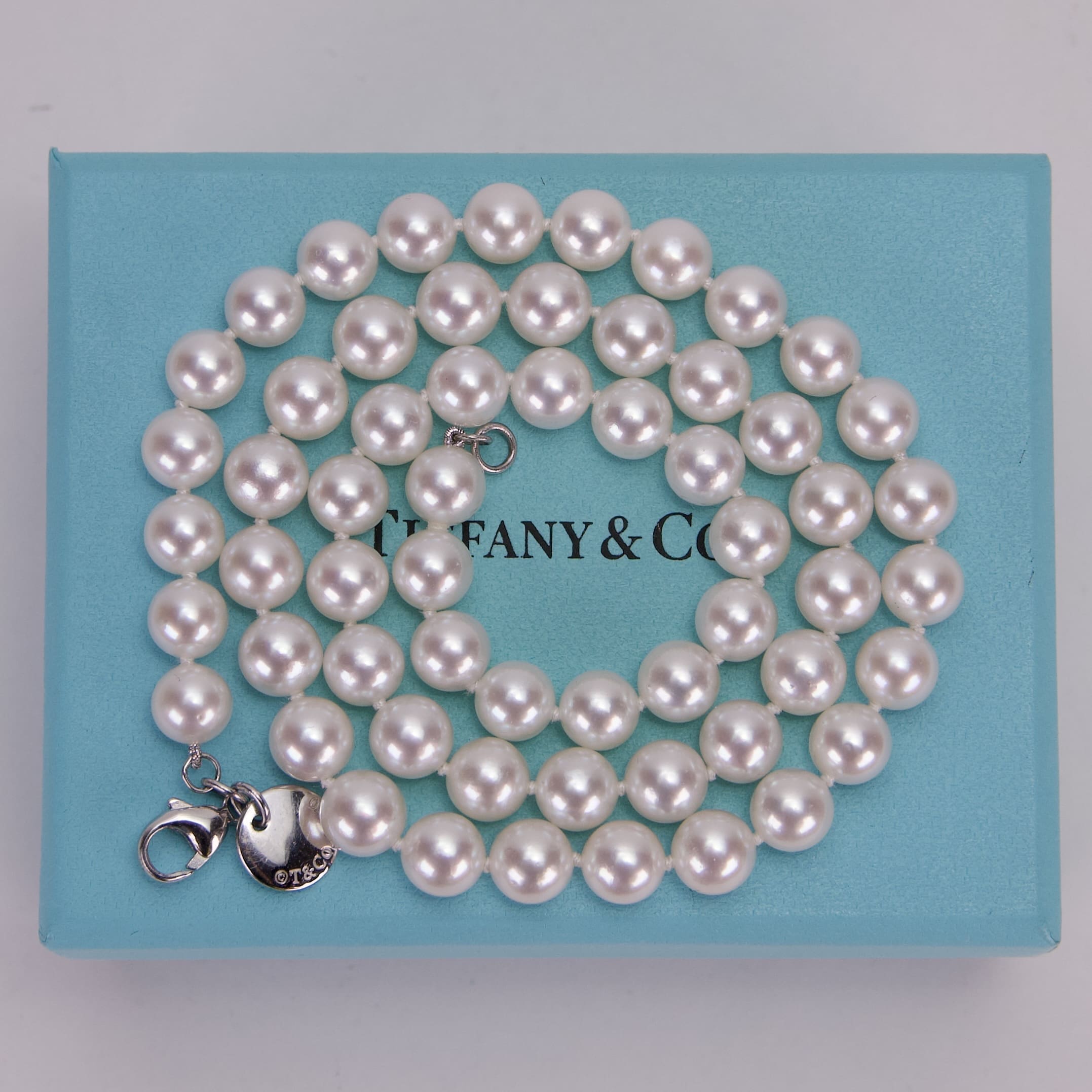Pearl necklace on Tiffany blue box.