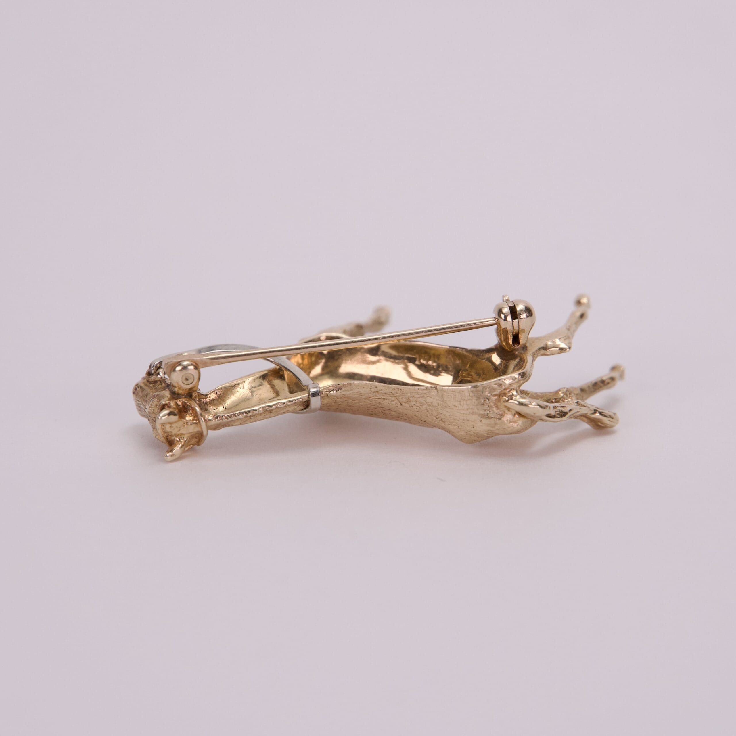Gold brooch shaped like a grasshopper.