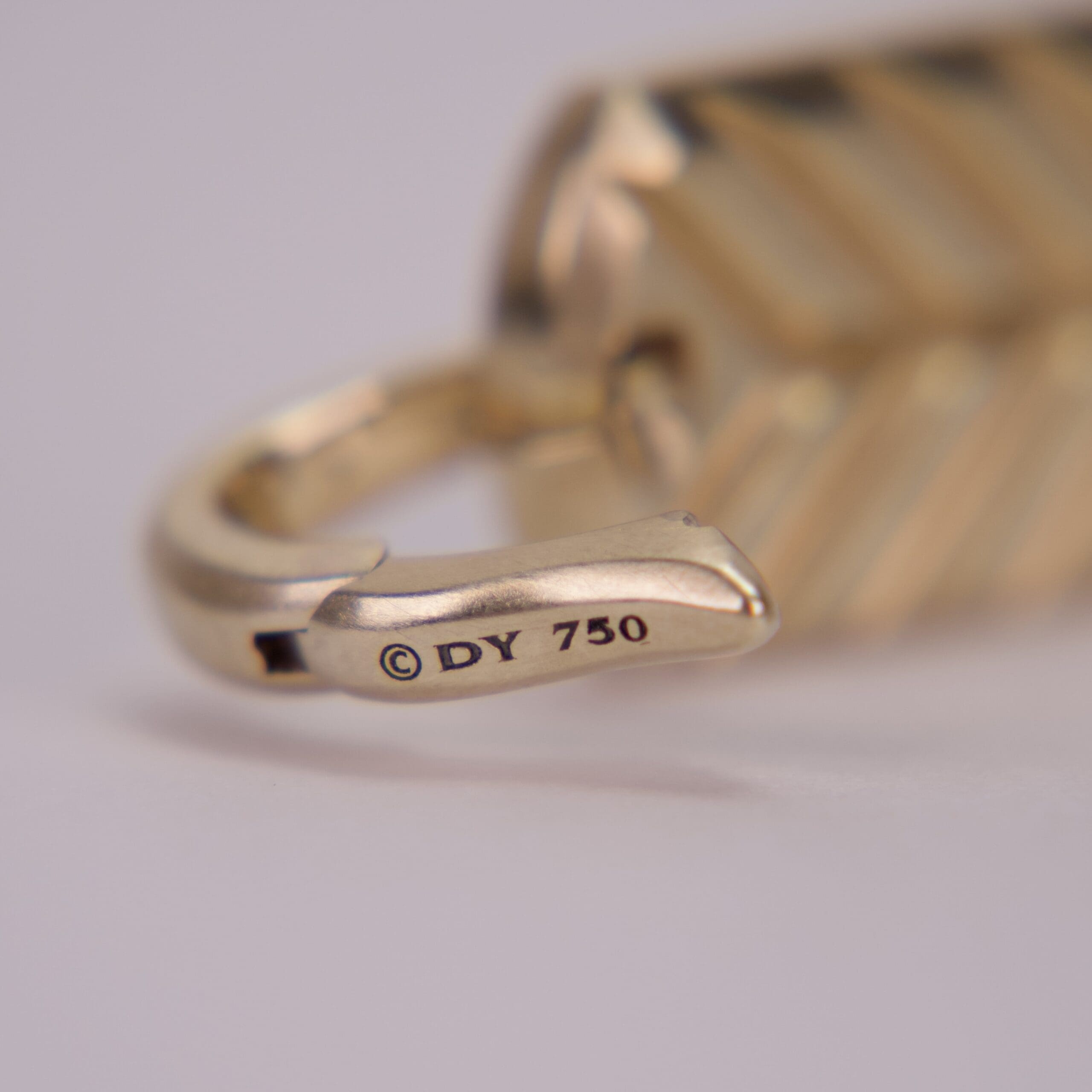 Gold jewelry with DY 750 engraving.