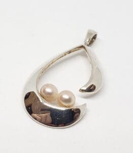 Silver pendant with two pearls.