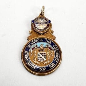 Medal with crest and Latin inscription.