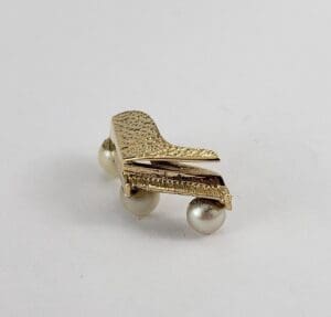 Gold grand piano brooch with pearl legs.