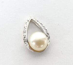Teardrop-shaped pendant with pearl and diamonds.