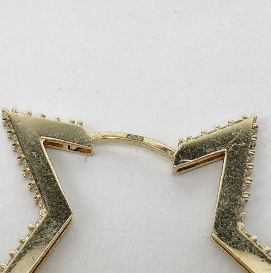 Gold jewelry clasp with "585" engraving.