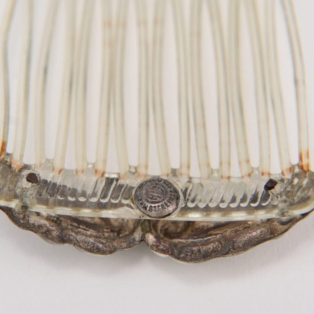 Transparent hair comb with metal details.