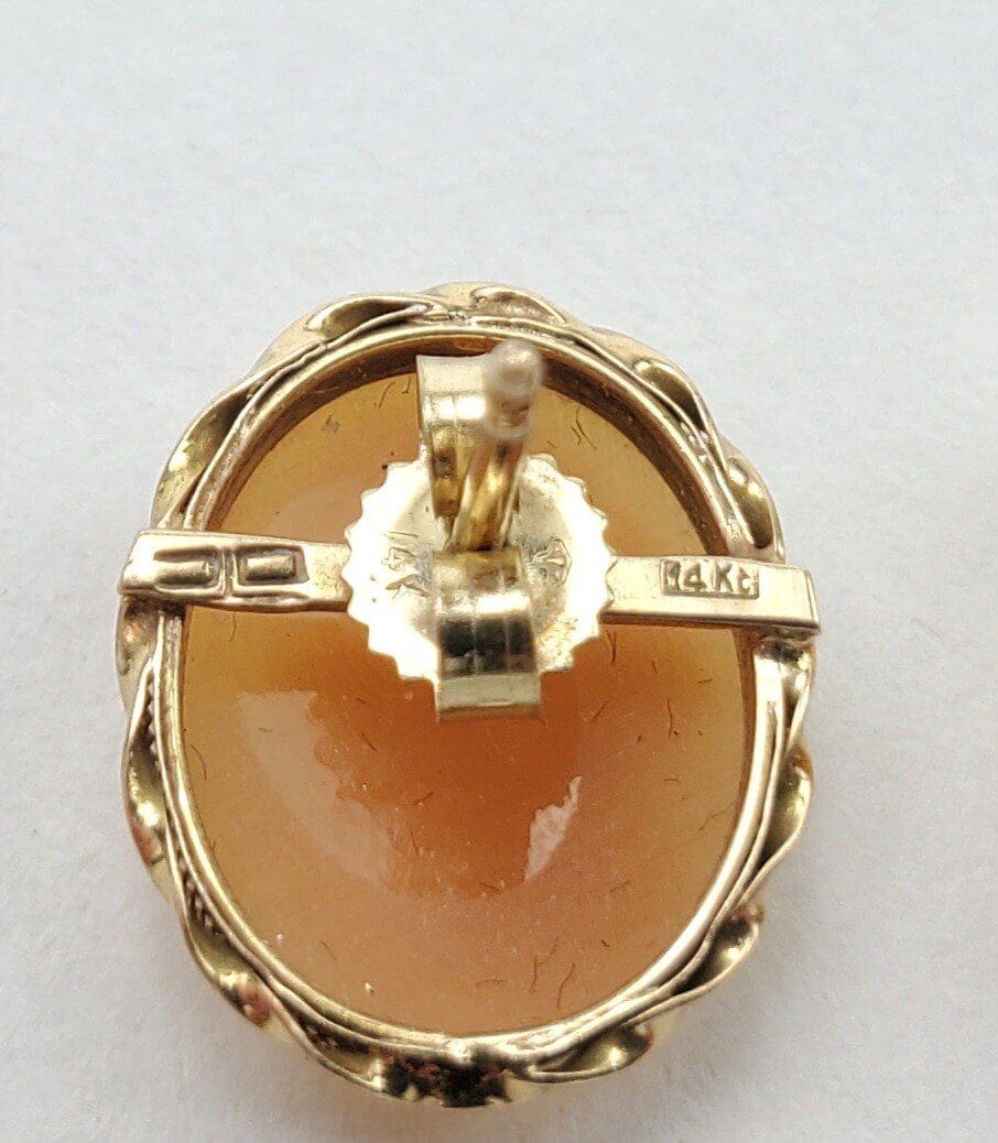 Gold-framed oval gemstone pendant, 14K marked.