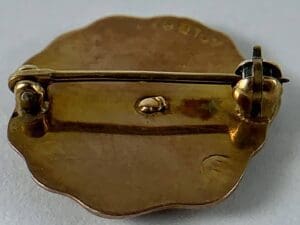 Gold brooch with pin and clasp.