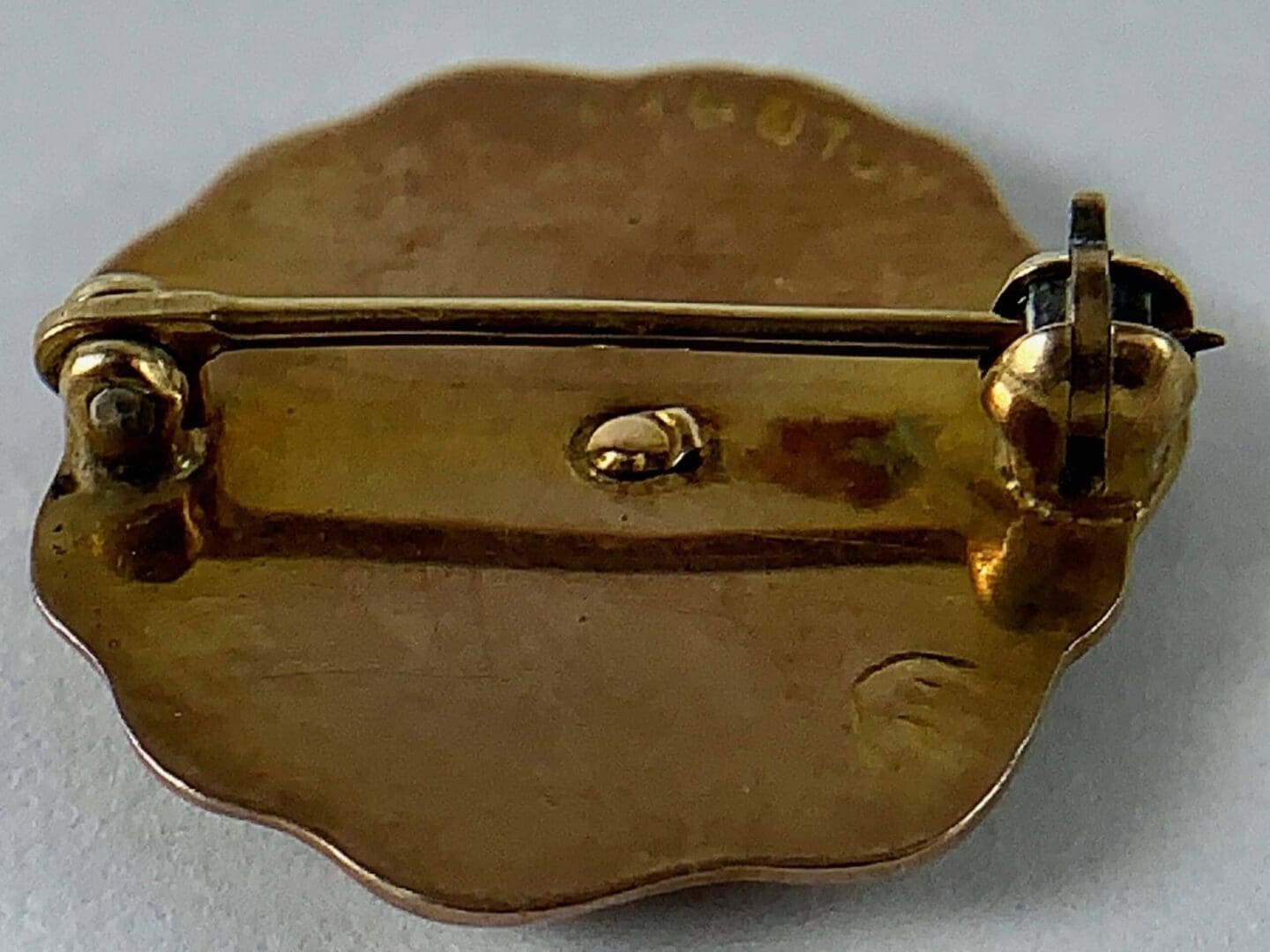 Gold brooch with pin and clasp.
