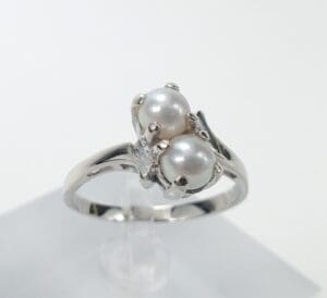 Silver ring with two white pearls.