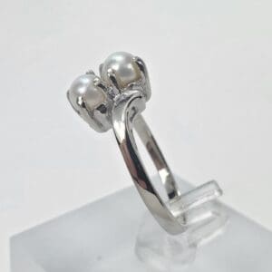 Silver ring with two white pearls.