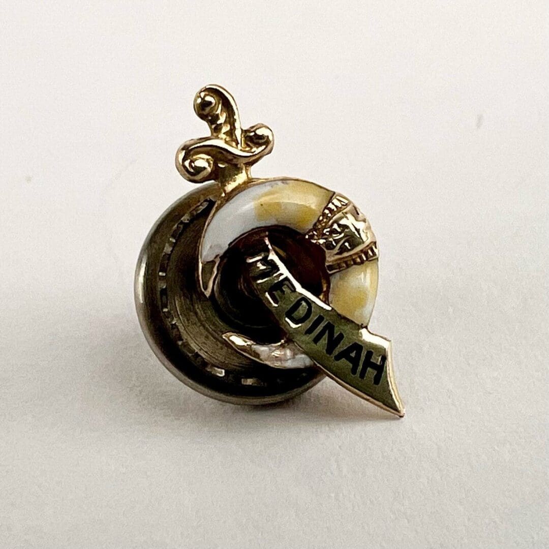 Gold Medinah pin with sword and crescent.